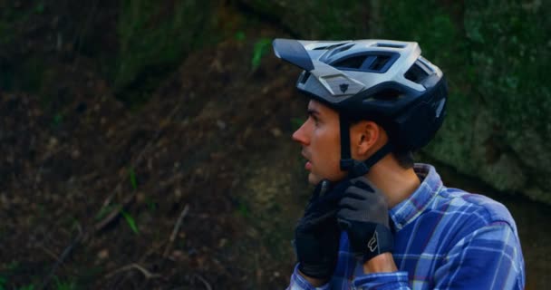 Вид Сбоку Человека Шлеме Лесу Деревне — стоковое видео