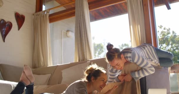 Lesbianas Pareja Jugando Con Bebé Niño Casa — Vídeo de stock