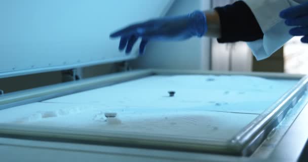 关闭的科学家打开冰箱盖在实验室4K — 图库视频影像