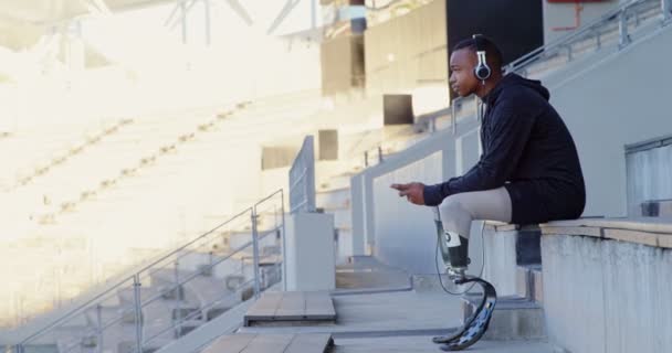Niepełnosprawnych Athletic Słuchania Muzyki Telefon Komórkowy Halę Widowiskowo Sportową — Wideo stockowe