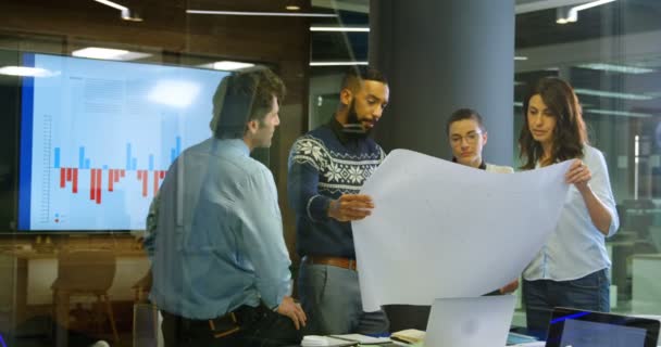 Yöneticiler Office Konferans Odasında Planı Üzerinde Tartışıyor — Stok video