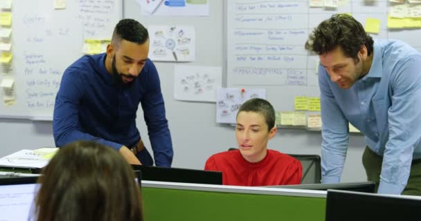 Ejecutivos Discutiendo Escritorio Escritorio Oficina — Vídeos de Stock