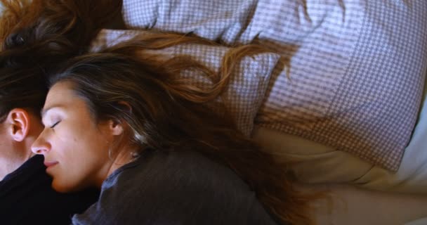 Ζευγάρι Λεσβιών Που Κοιμούνται Μαζί Στο Υπνοδωμάτιο Στο Σπίτι — Αρχείο Βίντεο