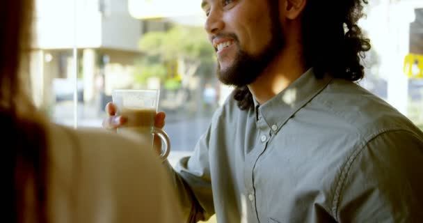 Ejecutivos Interactuando Entre Mientras Toman Café Cafetería — Vídeo de stock