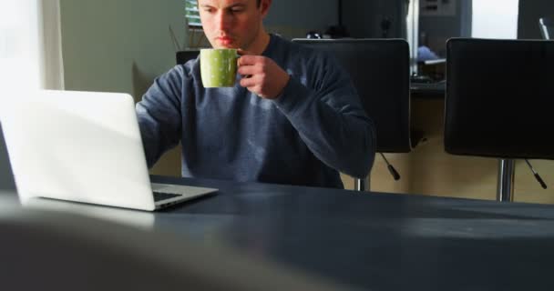 Funktionshinder Man Har Kaffe Medan Använder Laptop Hem — Stockvideo