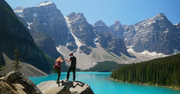 Vista Trasera Pareja Pie Sobre Una Roca Cerca Orilla Del — Vídeo de stock