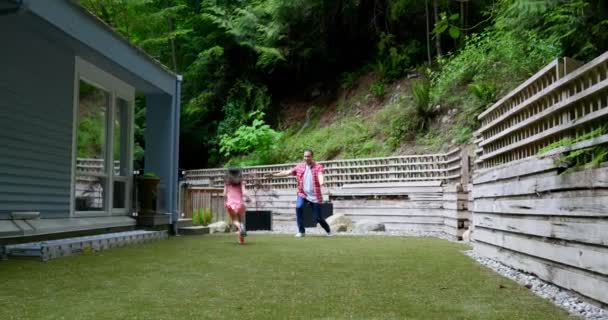 Padre Jugando Con Sus Hijos Patio Trasero — Vídeo de stock