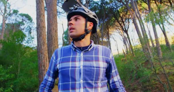 自転車レーン を見ると若い男 — ストック動画