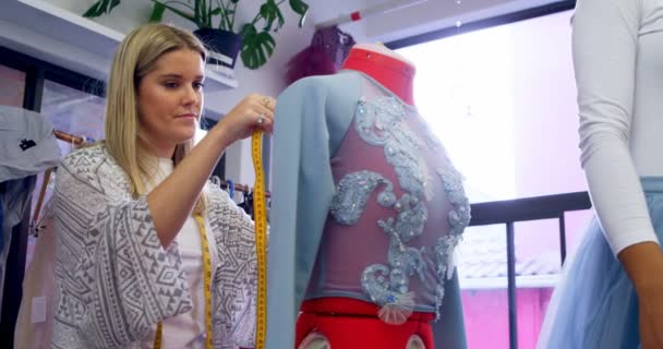 Créateur Mode Prenant Des Mesures Couturières Modèle Dans Studio Mode — Video