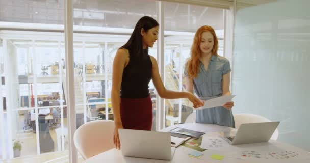 Chefer Diskutera Över Laptop Och Dokument Office — Stockvideo