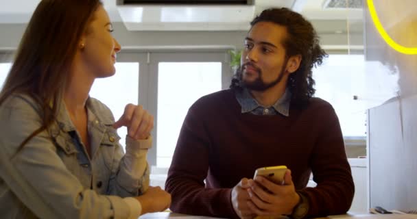 Casal Interagindo Uns Com Outros Cafetaria — Vídeo de Stock