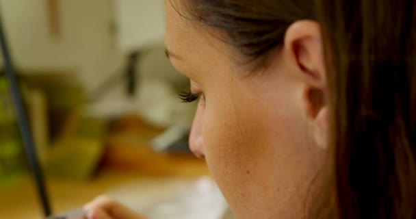 Mujer Diseñadora Joyas Trabajando Taller — Vídeos de Stock