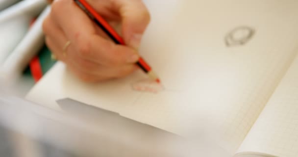 Gros plan du concepteur de bijoux esquissant sur papier blanc 4k 