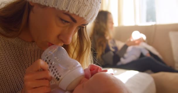 Ζευγάρι Λεσβιών Ταΐζοντας Γάλα Στα Μωρά Τους Στο Σπίτι — Αρχείο Βίντεο