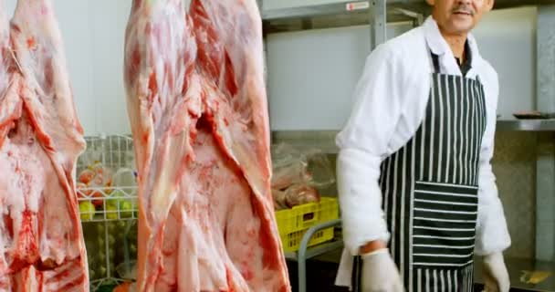 Close Açougueiro Verificando Carne Açougue — Vídeo de Stock