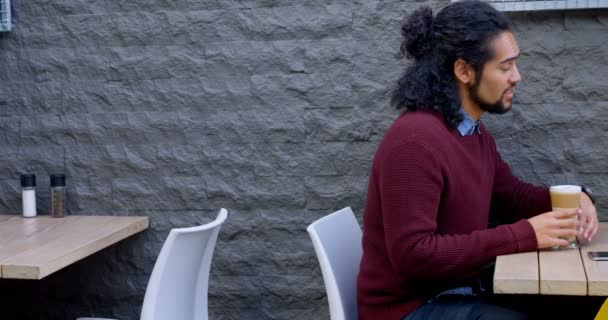 Seitenansicht Eines Paares Das Outdoor Café Miteinander Interagiert — Stockvideo