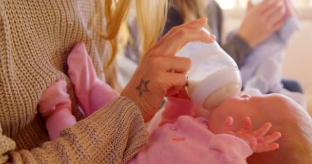 Close Casal Lésbico Alimentando Seus Bebês Casa — Vídeo de Stock