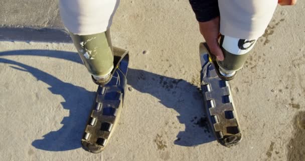 Низкая Часть Инвалидов Атлетического Ношения Протезных Ног Спортивной Площадке — стоковое видео