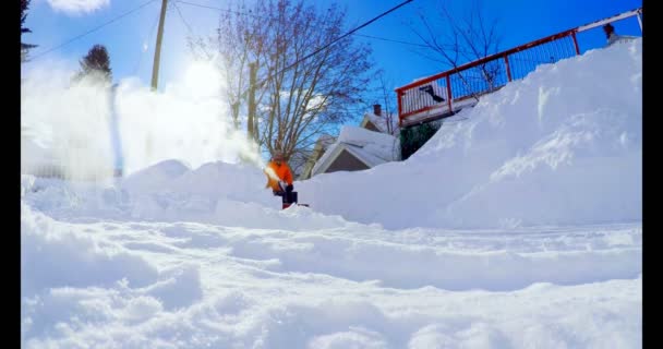 Homem Limpando Neve Com Ventilador Neve Durante Inverno — Vídeo de Stock