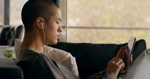 Joven Escuchando Música Mientras Usa Tableta Digital Casa — Vídeo de stock