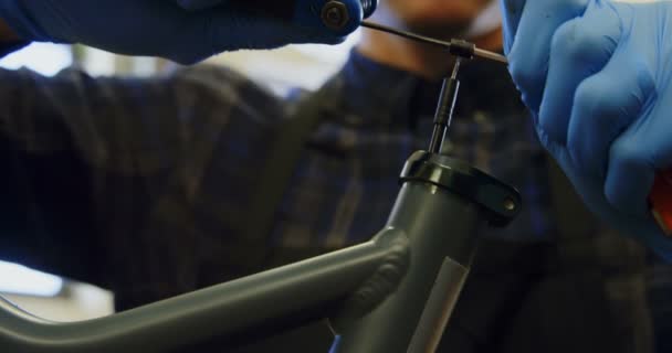 Seção Média Homem Que Conserta Bicicleta Oficina — Vídeo de Stock