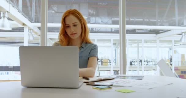 Vrouwelijke Uitvoerend Laptop Gebruiken Office — Stockvideo