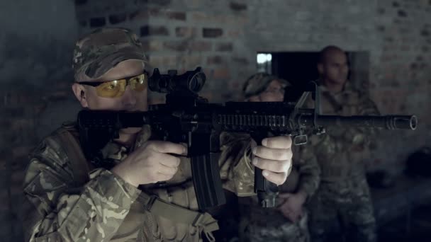 Aufmerksamer Soldat Feuert Mit Gewehr Während Militärischer Ausbildung — Stockvideo