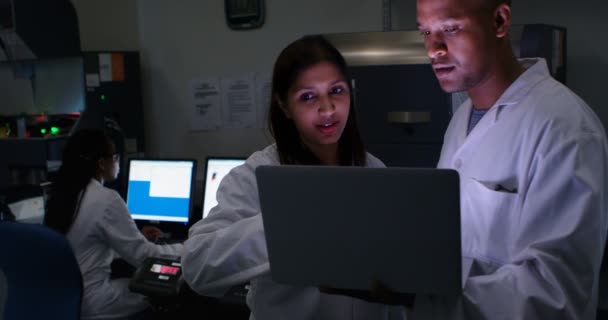 Dois Cientistas Discutindo Sobre Laptop Laboratório — Vídeo de Stock