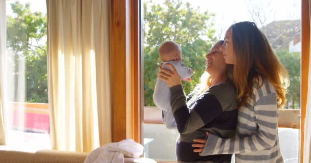 Lésbicas Casal Segurando Seu Bebê Menino Casa — Vídeo de Stock