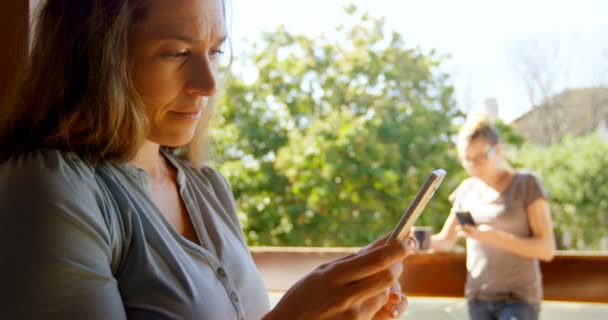 Vista Lateral Mujer Usando Teléfono Móvil Casa — Vídeos de Stock