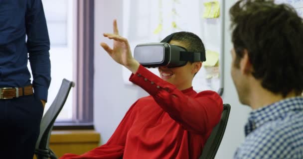 Executivo Usando Fone Ouvido Realidade Virtual Mesa Escritório — Vídeo de Stock