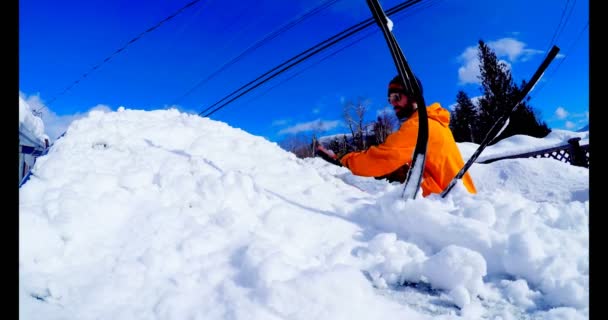 Uomo Che Elimina Neve Dall Auto Durante Inverno — Video Stock