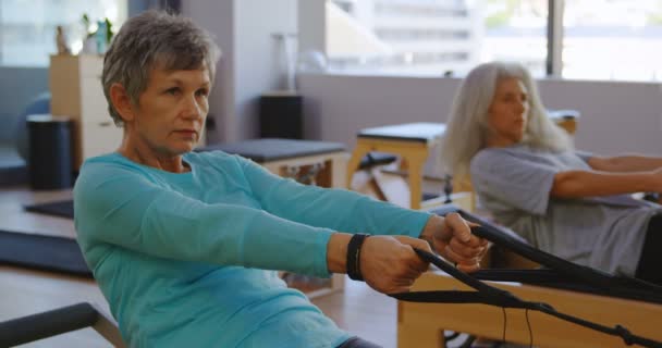 在瑜伽中心做伸展运动的高级妇女组4K — 图库视频影像