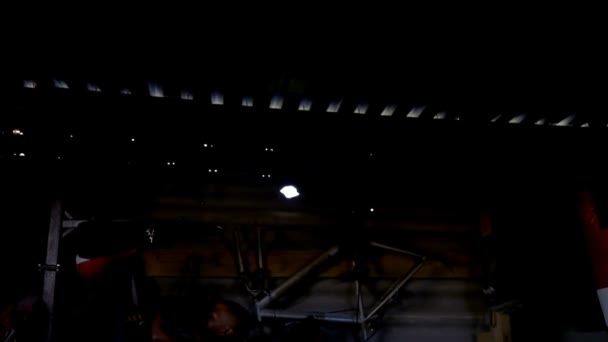 boxeurs masculins pratiquant la boxe avec sac de boxe dans le studio de fitness 4k 