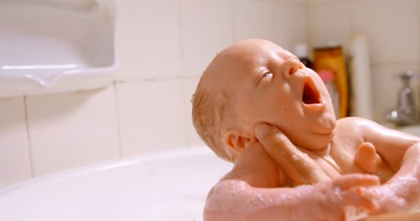 Gros Plan Mère Donnant Son Bébé Bain Dans Salle Bain — Video