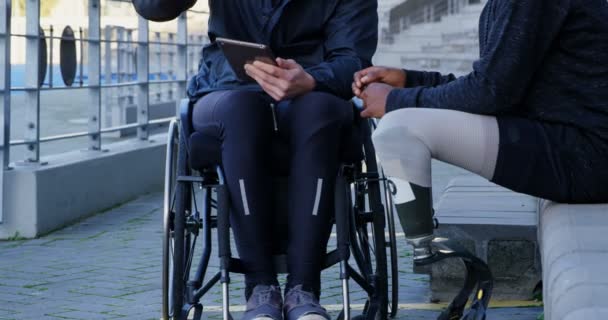 Dos Atletismo Discapacitados Discutiendo Sobre Tableta Digital Lugar Deportes — Vídeo de stock