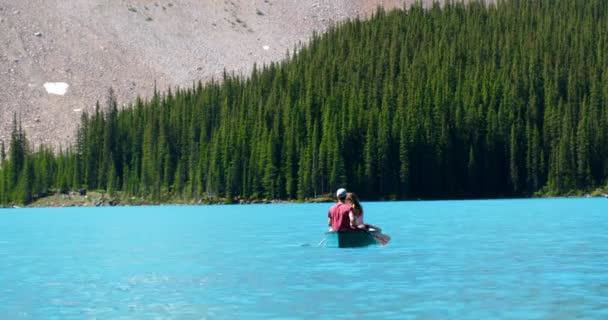 Vue Arrière Couple Ramant Bateau Dans Rivière Campagne — Video