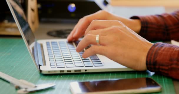 Mechanic Holding Chain Ring While Using Laptop Desk Workshop — Stock Video