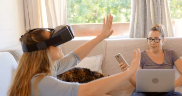 Pareja Lesbiana Usando Auriculares Realidad Virtual Portátil Sala Estar Casa — Vídeo de stock