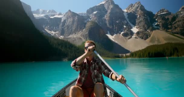 Hombre Remando Barco Río Campo Día Soleado — Vídeo de stock