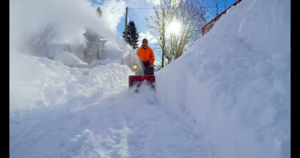 Homem Limpando Neve Com Ventilador Neve Durante Inverno — Vídeo de Stock