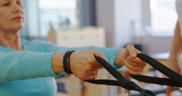 Ανώτερος Γυναίκα Κάνει Τέντωμα Άσκηση Γιόγκα Κέντρο — Αρχείο Βίντεο