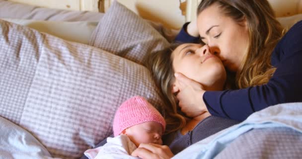 Casal Lésbicas Romances Enquanto Relaxa Com Seu Bebê Quarto Casa — Vídeo de Stock