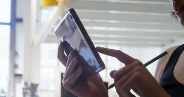 Primer Plano Del Carpintero Utilizando Tableta Digital Taller — Vídeo de stock