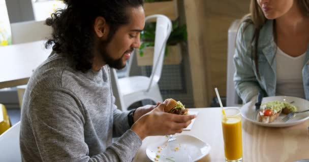 Casal Jovem Ter Comida Restaurante — Vídeo de Stock