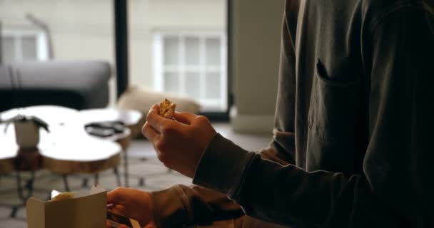 Seitenansicht Des Menschen Beim Essen Hause — Stockvideo