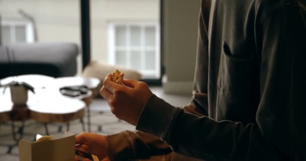 Vista Lateral Del Hombre Teniendo Comida Casa — Vídeo de stock