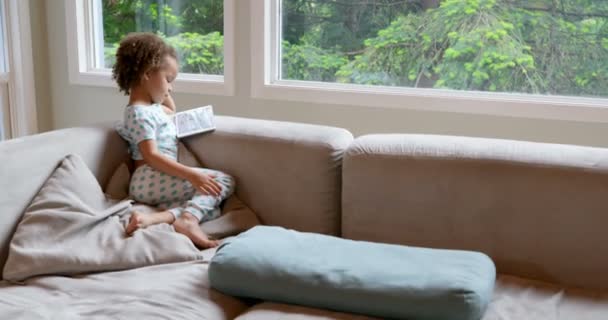 Bayi Perempuan Cantik Menggunakan Meja Digital Rumah — Stok Video