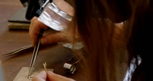 Primer Plano Mujer Diseñadora Joyas Trabajando Taller — Vídeos de Stock