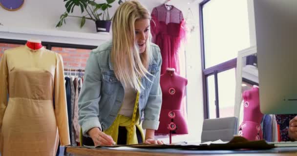 Hermosos Diseñadores Moda Que Trabajan Estudio Moda — Vídeo de stock